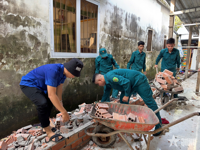  Ban CHQS xã Hưng Mỹ, tỉnh Cà Mau giúp đỡ gia đình ông Nguyễn Minh Thanh dọn dẹp, tháo dỡ nhà cũ để chuẩn bị khởi công xây dựng ngôi nhà mới. 