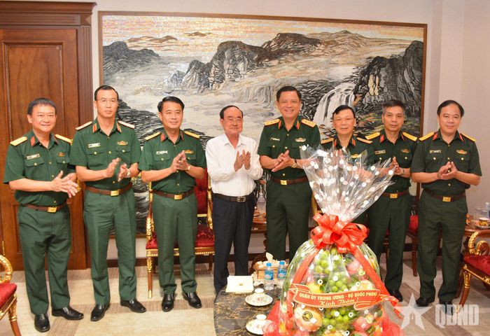 Thượng tướng Nguyễn Trường Thắng và đoàn công tác thăm, tặng quà Thượng tướng Trần Đơn.
