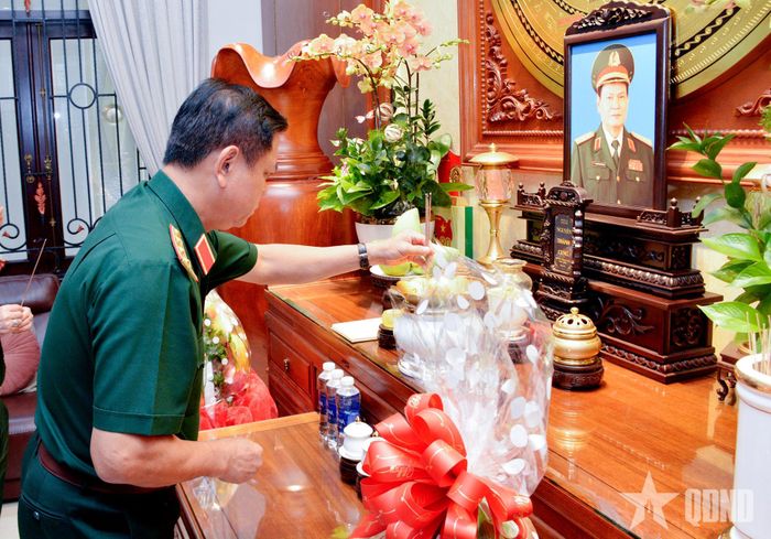  Thượng tướng Nguyễn Trường Thắng thắp hương tưởng nhớ Thượng tướng Nguyễn Thành Cung. 