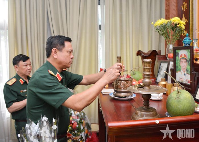 Thượng tướng Nguyễn Trường Thắng thắp hương tưởng nhớ Trung tướng Nguyễn Thới Bưng.
