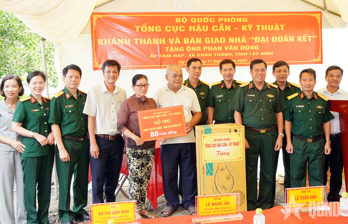Đoàn công tác cùng địa phương chúc mừng gia đình ông Phan Văn Dũng.