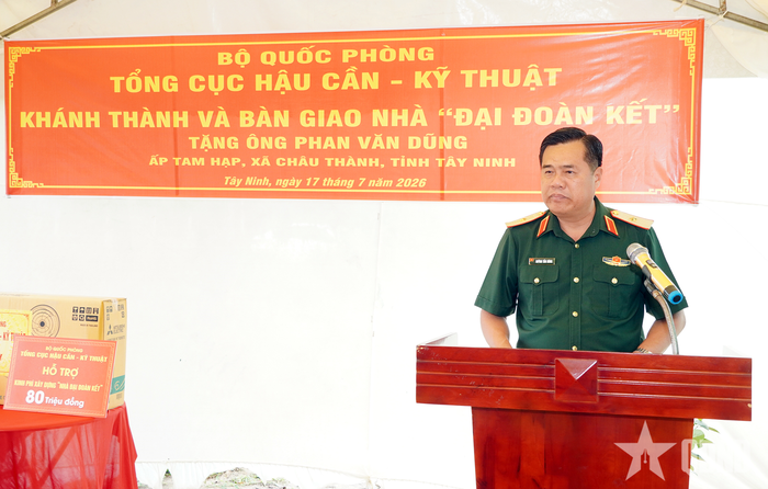 Thiếu tướng Huỳnh Tấn Hùng, Phó chủ nhiệm Tổng cục Hậu cần - Kỹ thuật phát biểu tại lễ trao nhà "Đại đoàn kết".