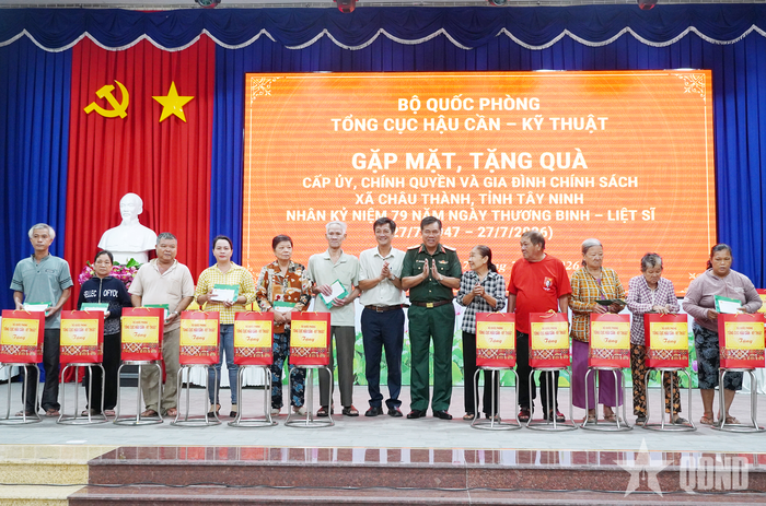 Thủ trưởng Tổng cục Hậu cần - Kỹ thuật cùng lãnh đạo xã Châu Thành trao quà tặng các gia đình chính sách.