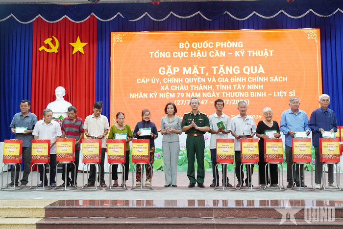 Thủ trưởng Bệnh viện Quân y 175 cùng lãnh đạo xã Châu Thành trao quà tặng các gia đình chính sách.