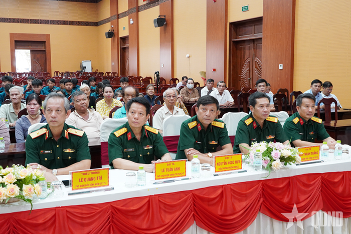 Các đại biểu dự chương trình.