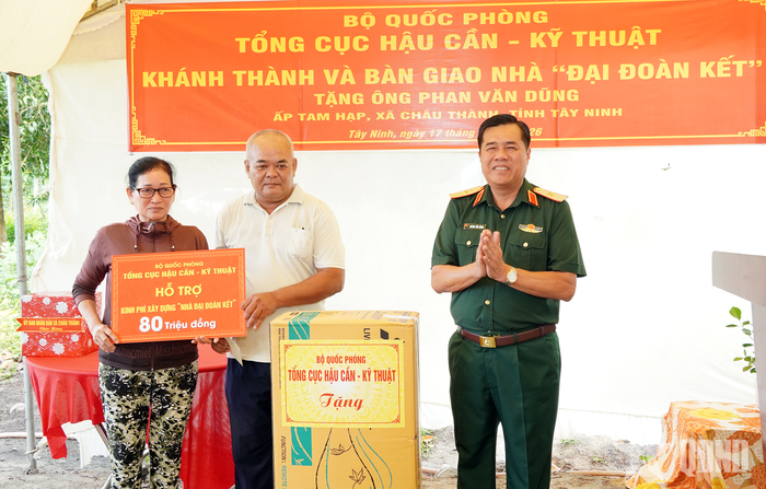 Thiếu tướng Huỳnh Tấn Hùng, Phó chủ nhiệm Tổng cục Hậu cần - Kỹ thuật trao quyết định hỗ trợ kinh phí và trao quà tặng gia đình ông Phan Văn Dũng.