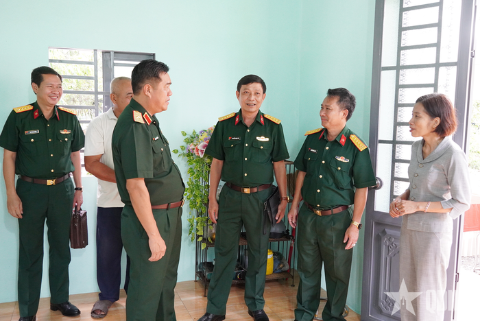 Thiếu tướng Huỳnh Tấn Hùng thăm nhà "Đại đoàn kết" tặng ông Phan Văn Dũng.