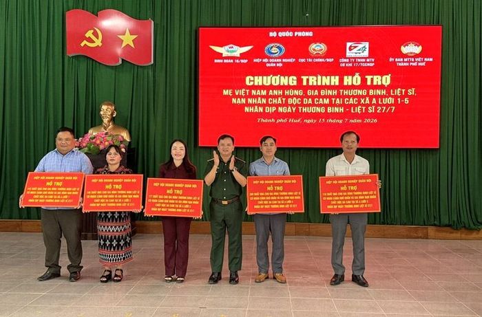Đại diện Hiệp hội doanh nghiệp Quân đội tặng quà Bà mẹ Việt Nam anh hùng, thương binh, bệnh binh, gia đình chính sách, nạn nhân chất độc da cam tại TP Huế.