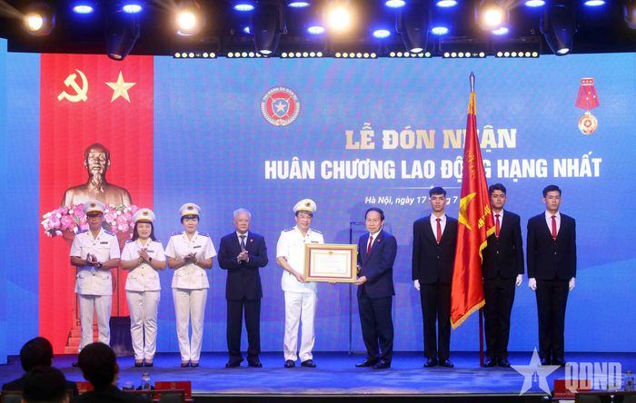  Thừa ủy quyền, Phó thủ tướng Chính phủ Lê Tiến Châu trao Huân chương Lao động hạng Nhất tặng Cục Quản lý Thi hành án dân sự. 