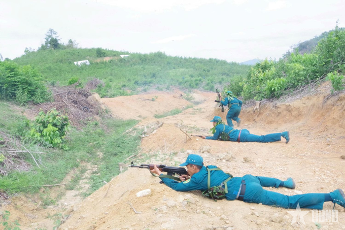 Trung đội Dân quân cơ động diễn tập bắn chiến đấu phục kích.