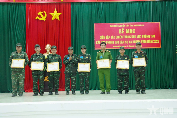 UBND xã Khánh Vĩnh khen thưởng các tập thể, cá nhân hoàn thành tốt nhiệm vụ diễn tập.
