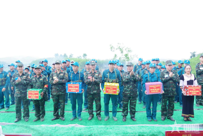 Ban chỉ đạo diễn tập tỉnh Khánh Hòa trao quà tặng lực lượng thực binh.