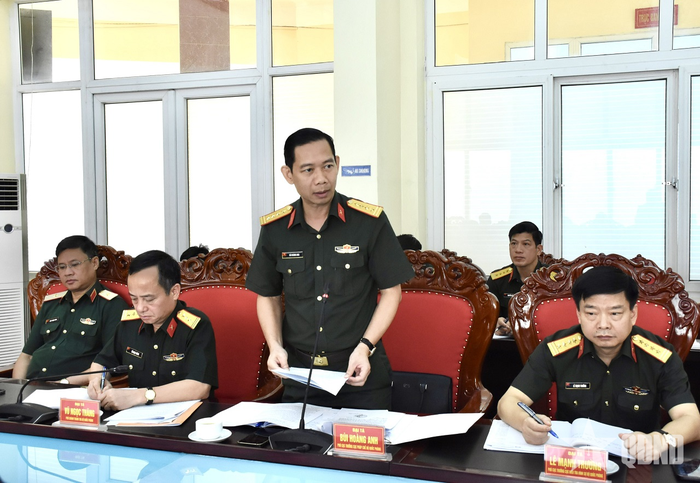  Đại tá Bùi Hoàng Anh, Phó cục trưởng Cục Pháp chế Bộ Quốc phòng phát biểu tại buổi kiểm tra Bộ CHQS TP Hải Phòng. 