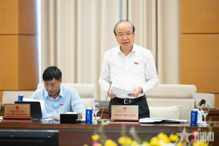 Chủ nhiệm Ủy ban Pháp luật và Tư pháp của Quốc hội Phan Chí Hiếu phát biểu tại phiên họp.