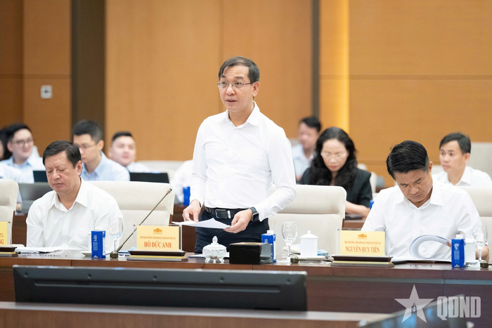 Phó viện trưởng Viện Kiểm sát nhân dân tối cao Hồ Đức Anh báo cáo tại phiên họp.