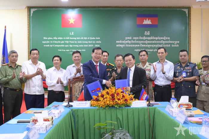 Ban chuyên trách 2 tỉnh An Giang và Kép ký kết biên bản bàn giao, tiếp nhận hài cốt liệt sĩ.