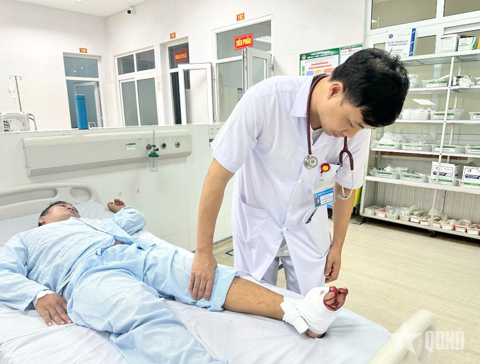 Trung tá, bác sĩ Lương Nam Khánh, Chủ nhiệm Khoa Cấp cứu, Bệnh viện Quân y 87 (Tổng cục Hậu cần - Kỹ thuật) khám bệnh cho bệnh nhân tại phòng cấp cứu của bệnh viện.