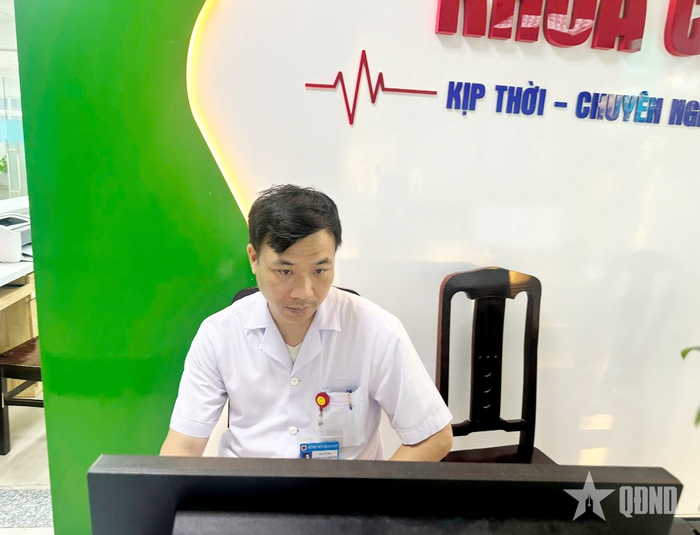 Trung tá, bác sĩ Lương Nam Khánh, Chủ nhiệm Khoa Cấp cứu, Bệnh viện Quân y 87 (Tổng cục Hậu cần - Kỹ thuật) kê đơn thuốc cho bệnh nhân.