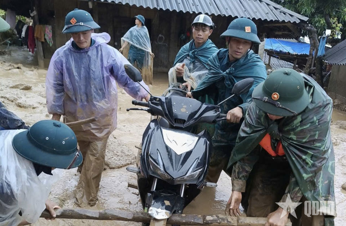  Cán bộ, chiến sĩ Bộ CHQS tỉnh Lai Châu di dời người và tài sản ra khỏi khu vực nguy hiểm. 