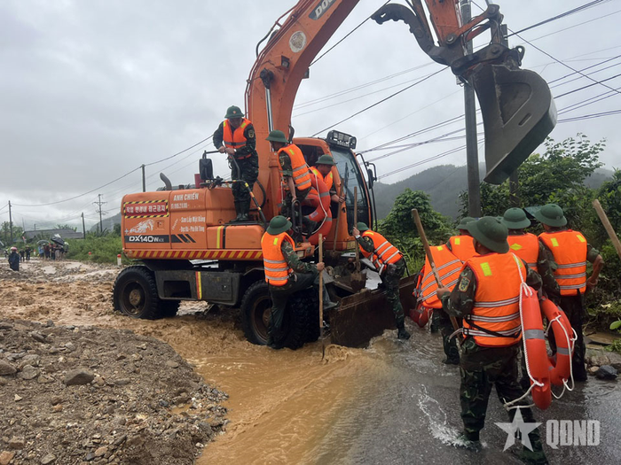 Lực lượng, phương tiện san gạt đất đá trên đường và vệ sinh môi trường. 