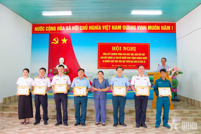 UBND xã Bác Ái khen thưởng các cá nhân có thành tích xuất sắc trong tham gia xây dựng nhà ở.
