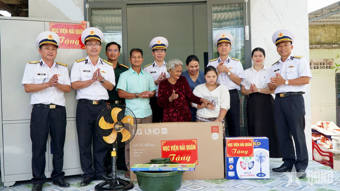  Đại diện Học viện Hải quân tặng quà gia đình chị Pinăng Thị Ủy, tại thôn Trà Co 2, xã Bác Ái. 
