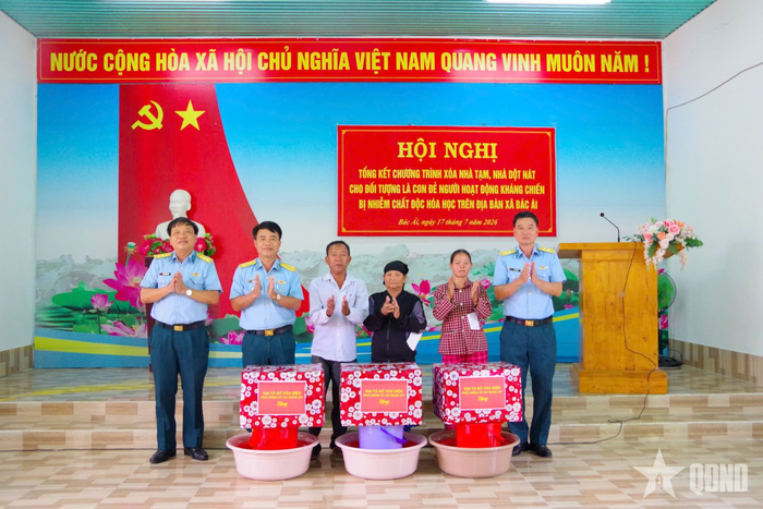  Đại diện Sư đoàn 377 trao quà tặng các gia đình được hỗ trợ xây dựng nhà ở.