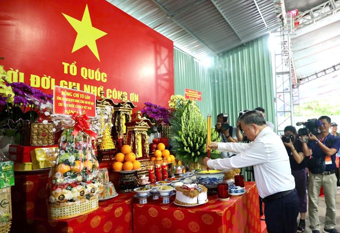 Tổng Bí thư, Chủ tịch nước Tô Lâm dâng hương tưởng niệm các anh hùng liệt sĩ tại khu vực tìm kiếm, quy tập hài cốt liệt sĩ.