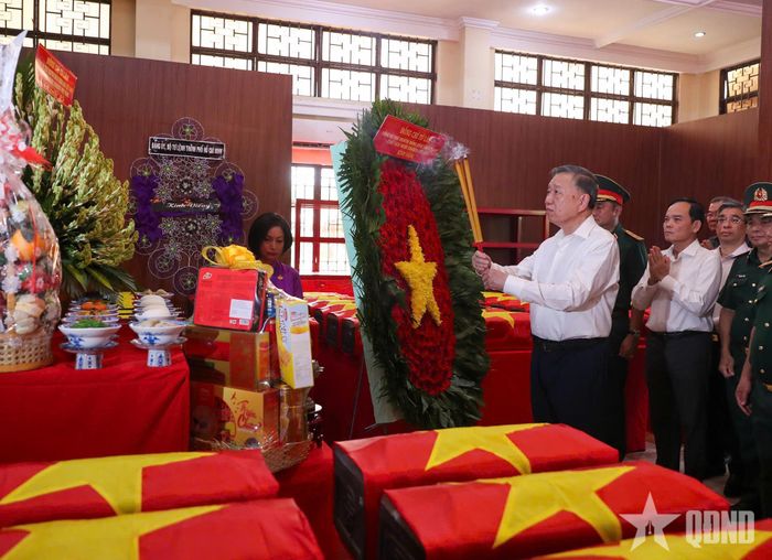  Tổng Bí thư, Chủ tịch nước Tô Lâm dâng hương tưởng niệm các anh hùng liệt sĩ. 