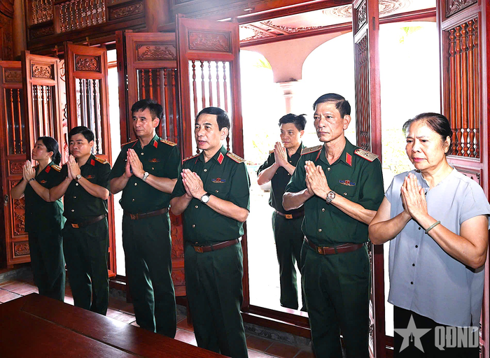 Đại tướng Phan Văn Giang và đoàn công tác tưởng nhớ Đại tướng Phùng Quang Thanh.