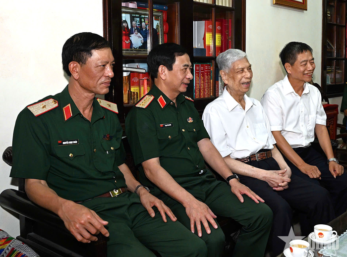 Đại tướng Phan Văn Giang và đoàn công tác thăm hỏi, chúc sức khỏe Trung tướng Đặng Quân Thụy.