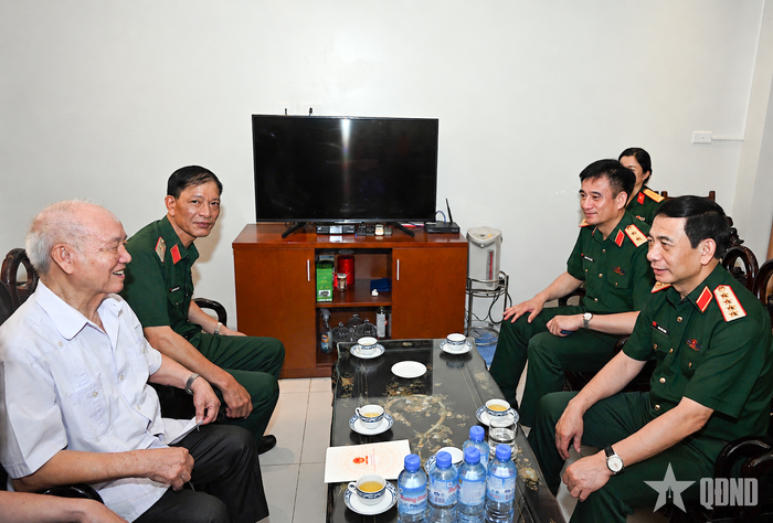 Đại tướng Phan Văn Giang thăm hỏi, chúc sức khỏe Đại tướng Phạm Văn Trà.