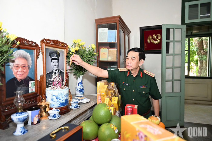Đại tướng Phan Văn Giang dâng hương tưởng nhớ nguyên Chủ tịch nước Lê Đức Anh.