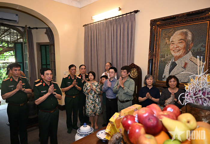 Đại tướng Phan Văn Giang và đoàn công tác thành kính dâng hương tưởng nhớ Đại tướng Võ Nguyên Giáp.