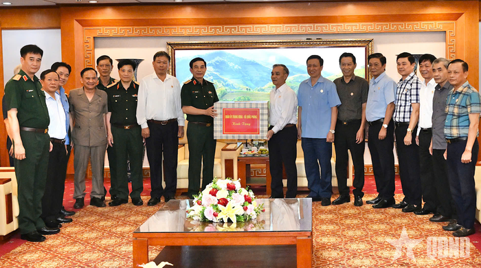 Đại tướng Phan Văn Giang và đoàn công tác thăm hỏi, tặng quà Trung ương Hội Cựu chiến binh Việt Nam.