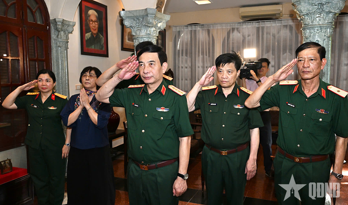 Đại tướng Phan Văn Giang và đoàn công tác tưởng nhớ Đại tướng Văn Tiến Dũng.