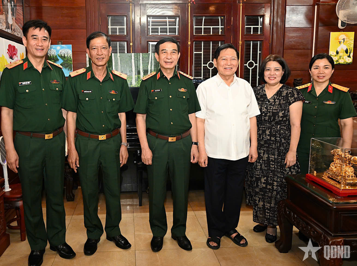Đại tướng Phan Văn Giang và đoàn công tác thăm hỏi, chúc sức khỏe Đại tướng Ngô Xuân Lịch.