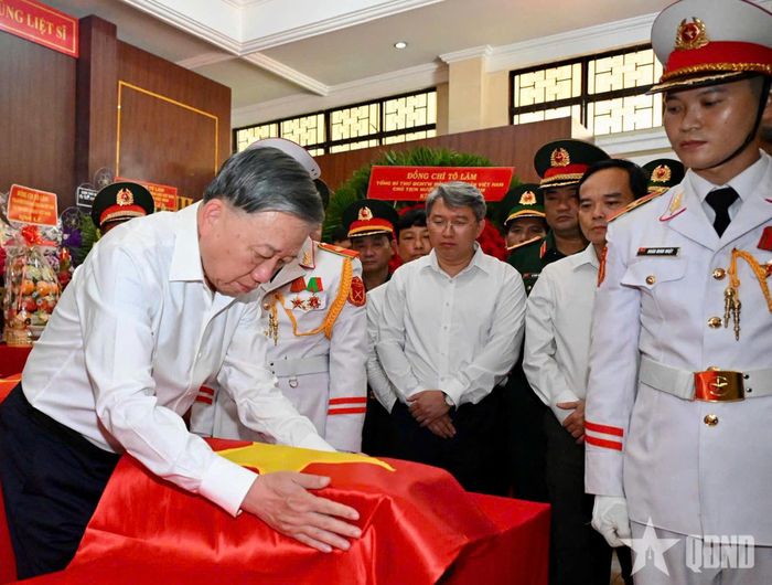 Tổng Bí thư, Chủ tịch nước Tô Lâm thực hiện nghi thức phủ Quốc kỳ lên quách chứa hài cốt anh hùng liệt sĩ được tìm thấy tại Công viên Lê Thị Riêng.