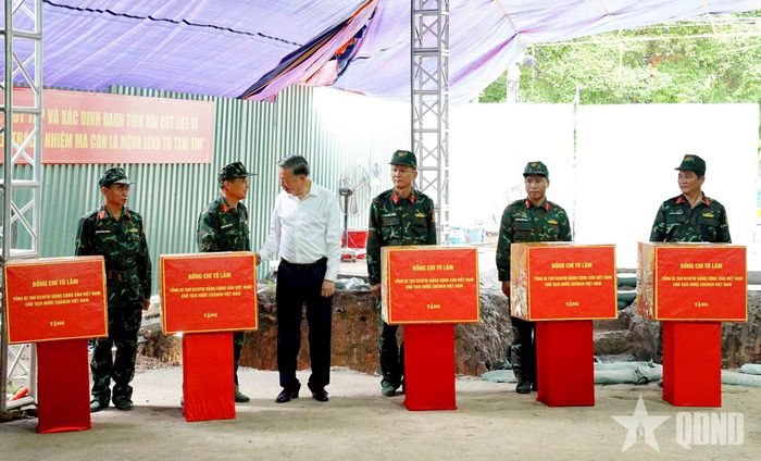 Tổng Bí thư, Chủ tịch nước Tô Lâm tặng quà, động viên lực lượng thực hiện nhiệm vụ tại Công viên Lê Thị Riêng.