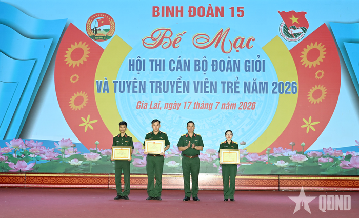  Đại tá Khuất Bá Cao, Bí thư Đảng ủy, Phó tư lệnh Binh đoàn 15 trao bằng khen tặng các đội thi đoạt giải Nhì.