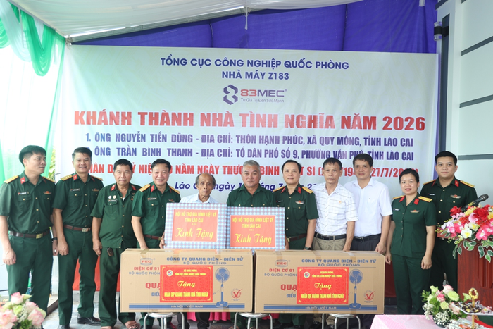  Các đại biểu chụp ảnh cùng đại diện các gia đình chính sách. 