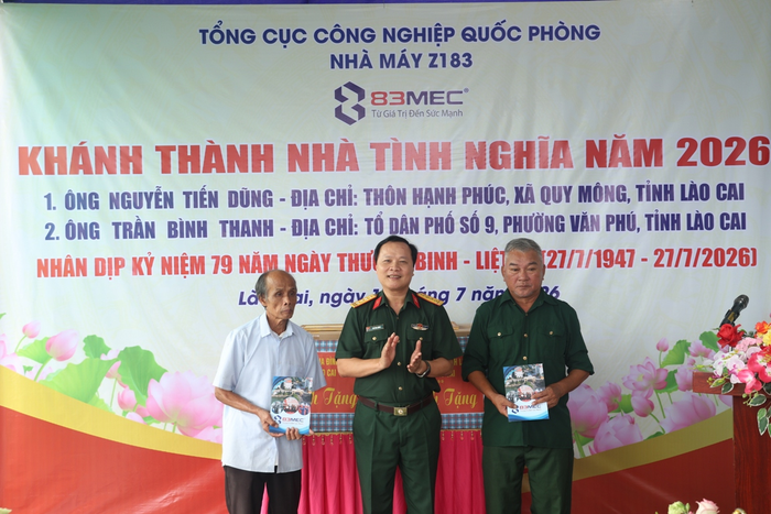  Đại tá Bùi Văn Lương, Bí thư Đảng ủy, Phó giám đốc Nhà máy Z183 trao quà tặng các gia đình chính sách. 