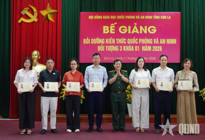 Lãnh đạo Bộ CHQS tỉnh Sơn La trao Giấy chứng nhận hoàn thành chương trình bồi dưỡng kiến thức quốc phòng và an ninh cho các học viên.