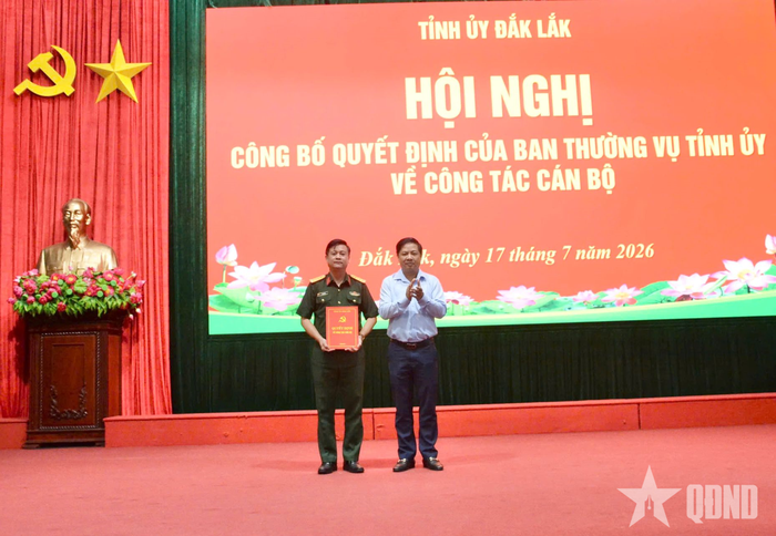 Đồng chí Lương Nguyễn Minh Triết trao quyết định của Ban Thường vụ Tỉnh ủy Đắk Lắk cho Đại tá Võ Văn Tuấn.