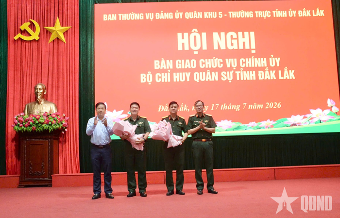Lãnh đạo Quân khu 5 và tỉnh Đắk Lắk tặng hoa chúc mừng hai đồng chí.