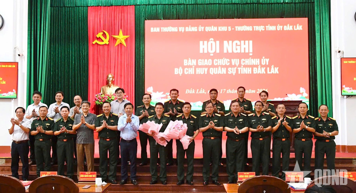 Đại biểu tham dự hội nghị chúc mừng 2 đồng chí bàn giao và nhận bàn giao.