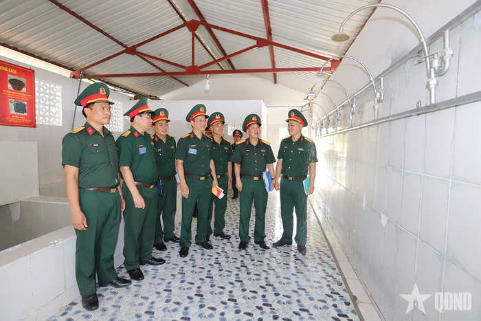 Ban giám khảo kiểm tra vệ sinh khu vực tắm tập trung của bộ đội.