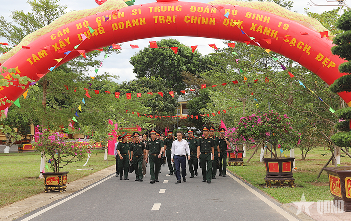  Đoàn công tác tham quan doanh trại Trung đoàn bộ binh 19. 