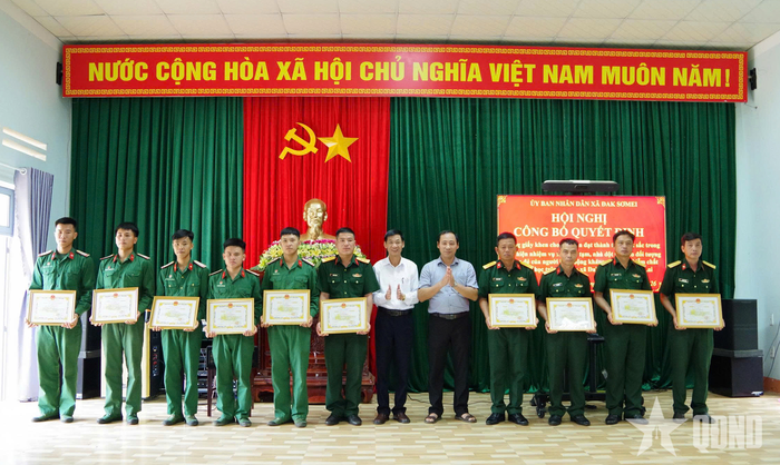 Lãnh đạo xã Đak Sơmei trao giấy khen tặng tập thể và các cá nhân.
