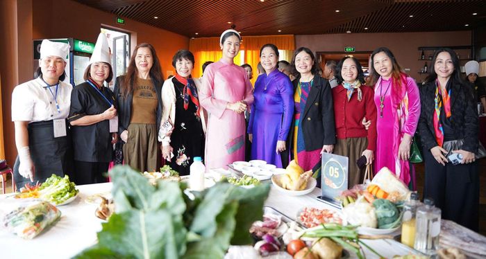 Hội thi Ẩm thực Bát Tràng 2026 tôn vinh nét dung dị mà tinh tế, sự hài hòa trong hương vị, cách bài trí của cỗ Bát Tràng. Mỗi món ăn đều chứa đựng câu chuyện về gia đình, dòng họ và ký ức cộng đồng.